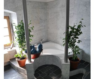 grosses-badezimmer-mit-wanne-und-dusche